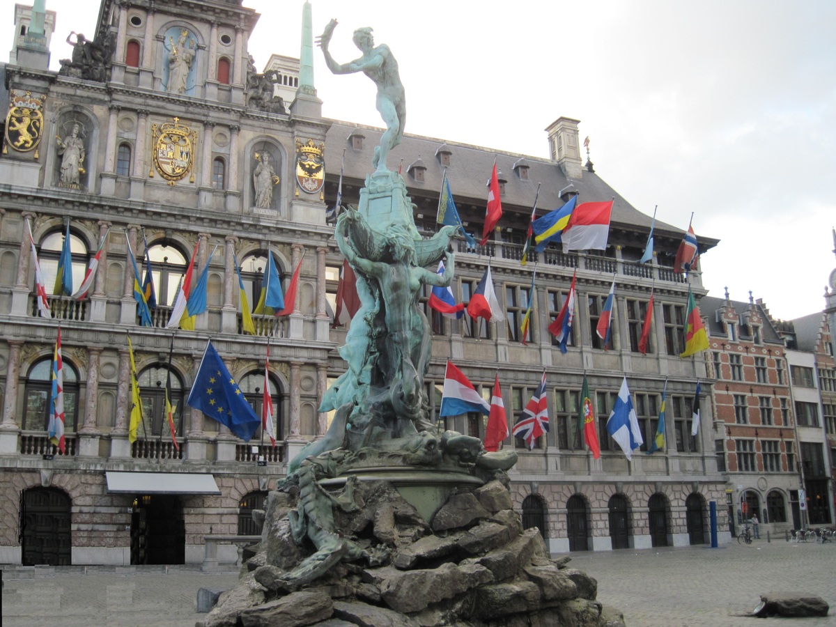 16- Anversa- Particolare della fontana e alle spalle la facciata del Municipio